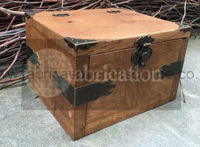 leeds pub keyrings and magnets keyring with black and white photographs of an iconic leeds pub and places