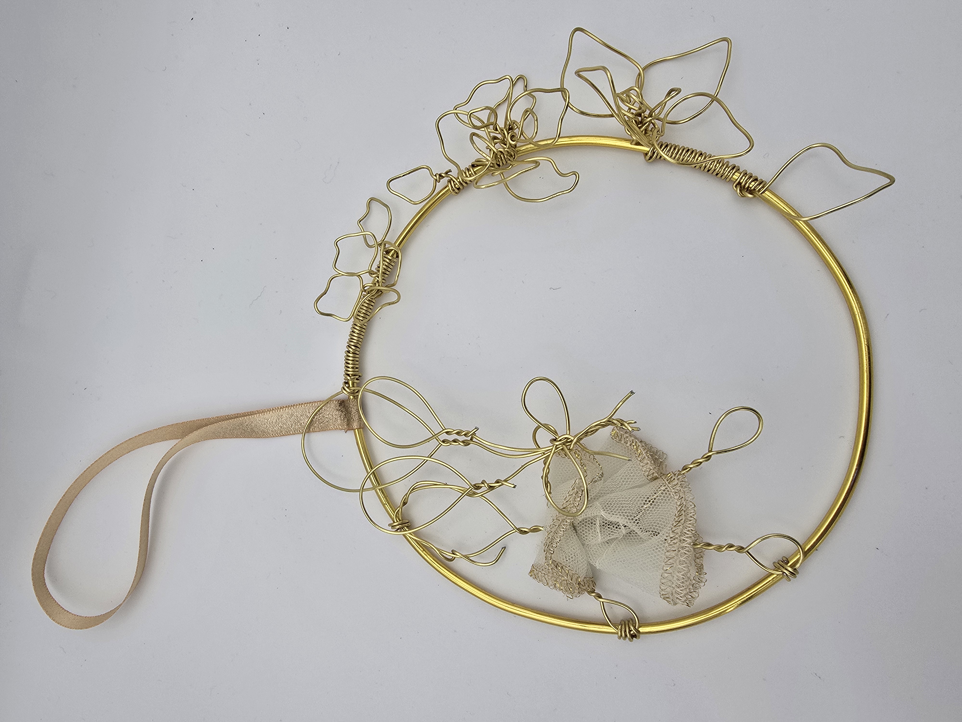 Wire hanging ring decorations