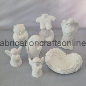 Set of white plaster figurines including angels and cherubs with a heart-shaped basket on a light surface, watermark visible across the image.