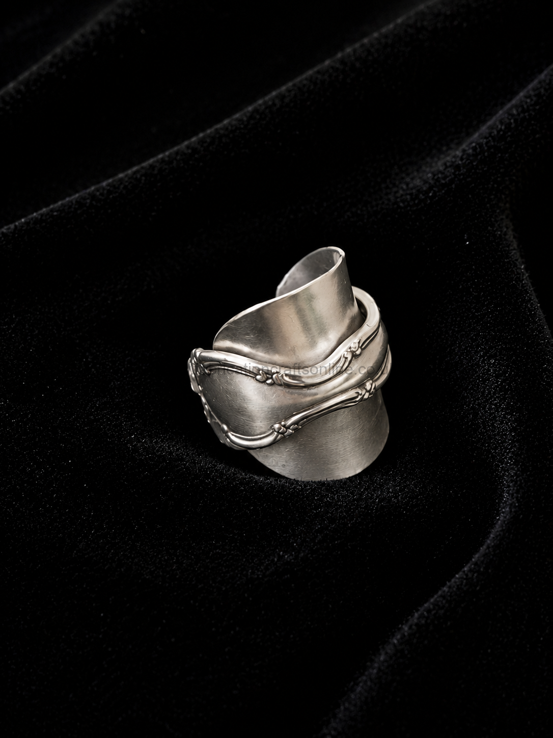 <ol>
 	<li>handcrafted vintage spoon ring with an elegant geometric floral design inspired by the art deco era carefully shaped from a vintage spoon and polished to a high shine finish uk size o½</li>
</ol>