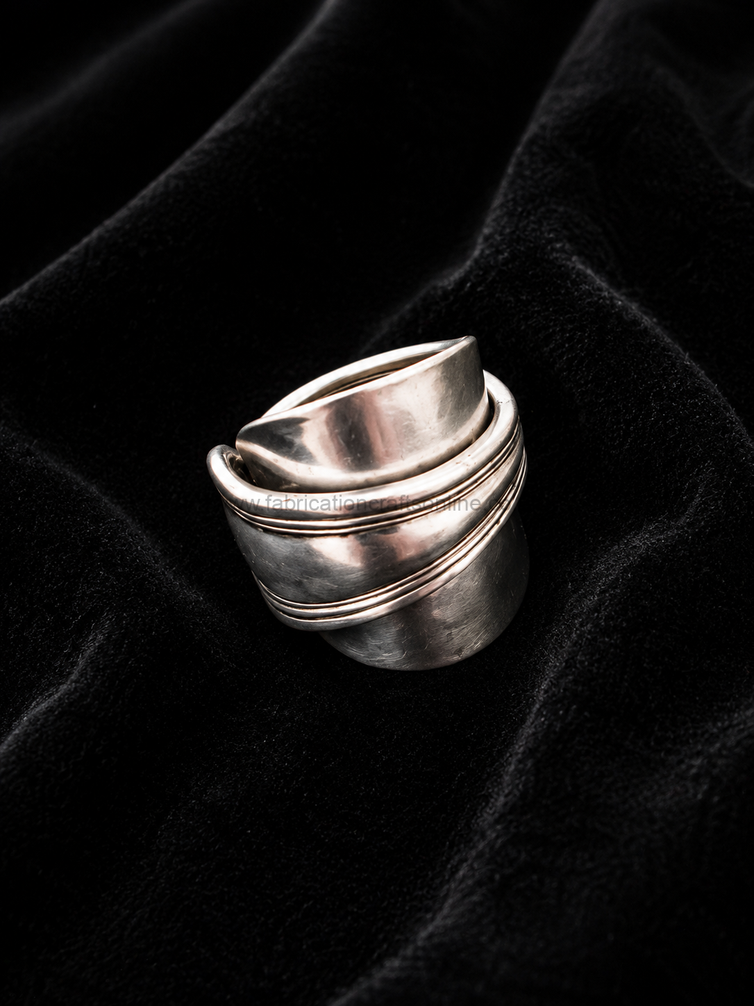 <blockquote>handcrafted vintage spoon ring with an elegant floral and scroll design carefully shaped from a vintage spoon and polished to a bright finish creating a timeless statement piece uk size l½</blockquote>